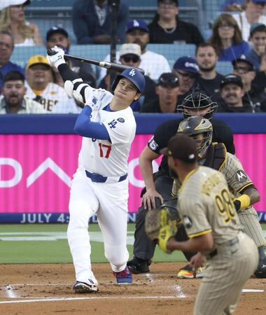 　パドレス戦の１回、空振り三振に倒れるドジャース・大谷。投手バスケス（共同）