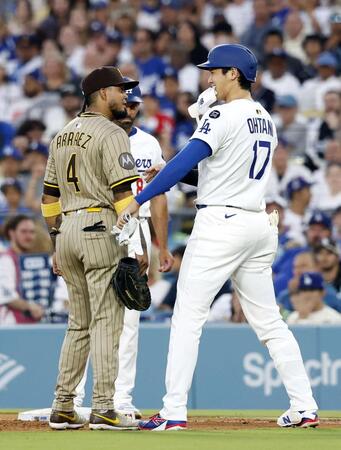 　パドレス戦の３回に死球を受けて出塁し、一塁手アラエス（４）と言葉を交わすドジャース・大谷（共同）