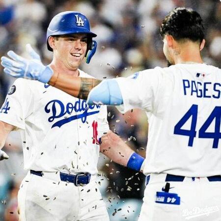 　６回、勝ち越し２ランを放ち、ベンチ前でひまわりの種をかけられるスミス（ロサンゼルス・ドジャース提供）