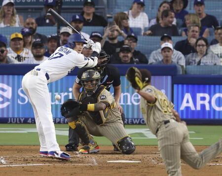 　パドレス戦の３回、バスケスから死球を受けるドジャース・大谷（共同）