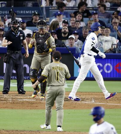 　パドレス戦の６回、松井（１）と対戦し空振り三振に倒れたドジャース・大谷（奥右）＝共同