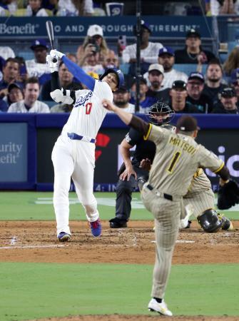 　パドレス戦の６回、松井（１）と対戦し空振り三振に倒れるドジャース・大谷＝ロサンゼルス（共同）