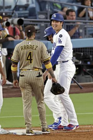 　パドレス戦の３回に死球を受けて出塁し、一塁手アラエス（４）と笑顔で話すドジャース・大谷（共同）
