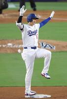 　３回、適時二塁打を放ち、ポーズをとる大谷（共同）