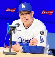 　試合後、大谷について語るロバーツ監督（撮影・小林信行）