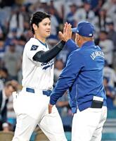 　パドレスに勝利し、ロバーツ監督（右）とタッチを交わすドジャース・大谷（共同）