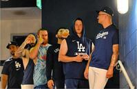 　試合後、大谷が戻ってくるのを待ち受けたリリーフ陣（ジョン・スーフー／ドジャース提供）