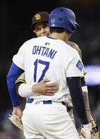 　パドレス戦の４回、三塁手マチャド（奥）と談笑するドジャース・大谷（共同）