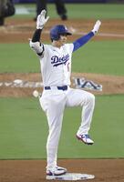 　パドレス戦の３回、適時二塁打を放ち、ポーズをとるドジャース・大谷（共同）