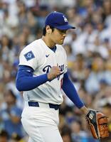 　パドレス戦に先発し、１回を１失点で終え、小さくガッツポーズするドジャース・大谷（共同）