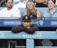 　ドジャース戦の１回、打席の大谷を見つめるパドレスのダルビッシュ（共同）