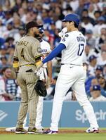 　パドレス戦の３回に死球を受けて出塁し、一塁手アラエス（４）と言葉を交わすドジャース・大谷（共同）