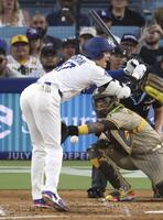 　パドレス戦の３回、死球を受けるドジャース・大谷（共同）