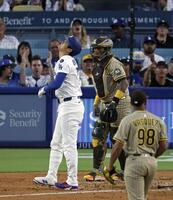 　パドレス戦の３回、バスケス（98）から死球を受け、痛そうなドジャース・大谷（共同）