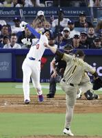 　パドレス戦の６回、松井（１）と対戦し空振り三振に倒れるドジャース・大谷（共同）