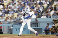 　パドレス戦の１回、空振り三振に倒れるドジャース・大谷（共同）