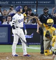 　パドレス戦の８回、見逃し三振に倒れたドジャース・大谷。４三振と死球で４打数無安打だった（共同）