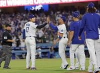 　パドレスに勝利し、タッチを交わすドジャース・大谷（１７）