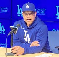 　試合後、大谷の死球について思いを語るロバーツ監督（撮影・小林信行）