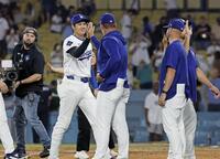 　パドレスに勝利し、タッチを交わす大谷（共同）