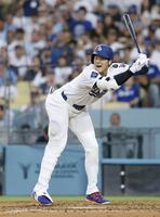 　パドレス戦の３回、死球を受けるドジャース・大谷（共同）