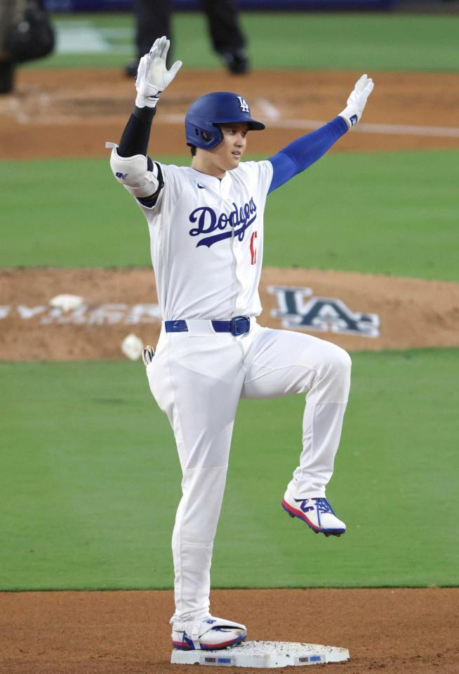 　３回、適時二塁打を放ち、ポーズをとる大谷（共同）