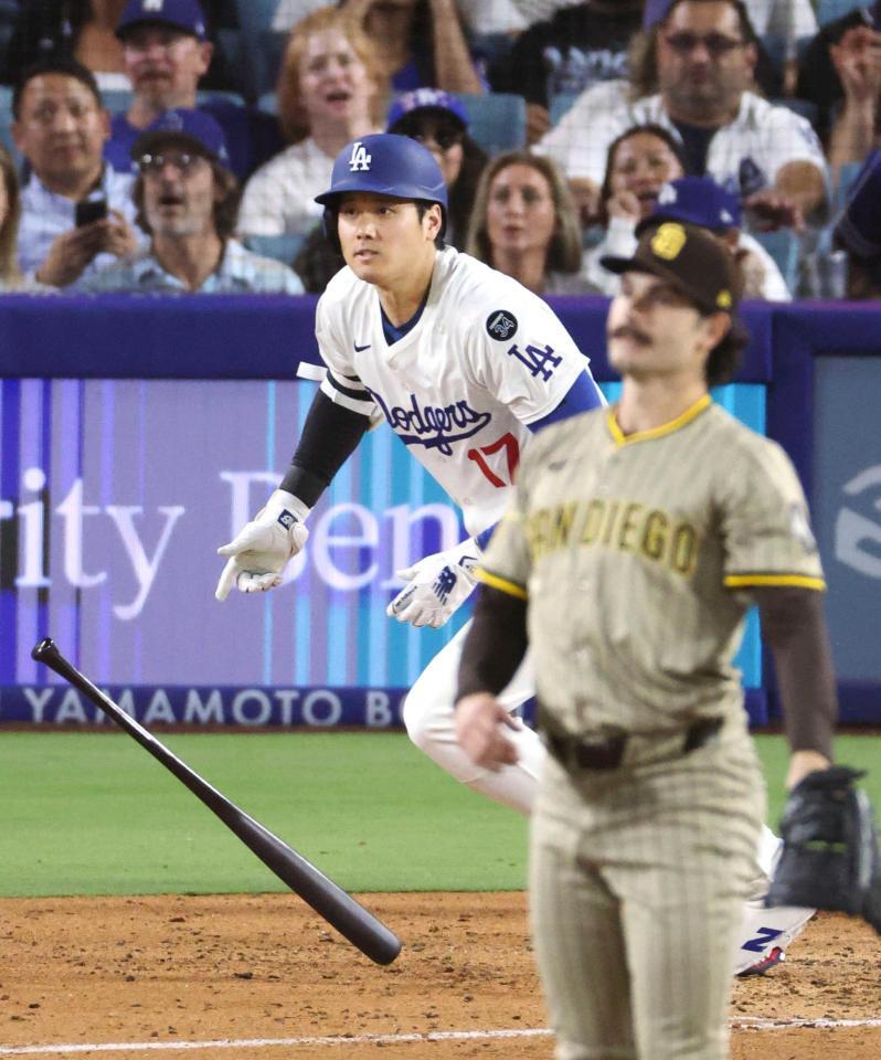 　パドレス戦の４回、適時打を放つ大谷。投手シース（共同）