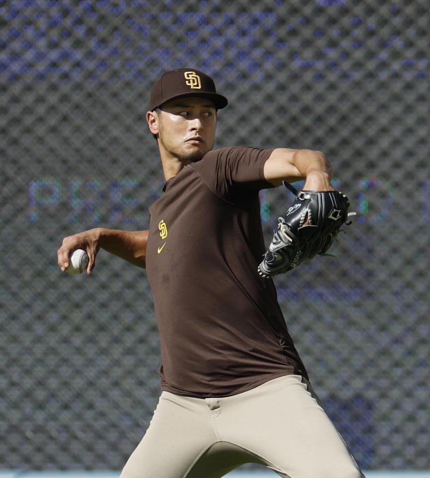 　キャッチボールするパドレスのダルビッシュ（共同）