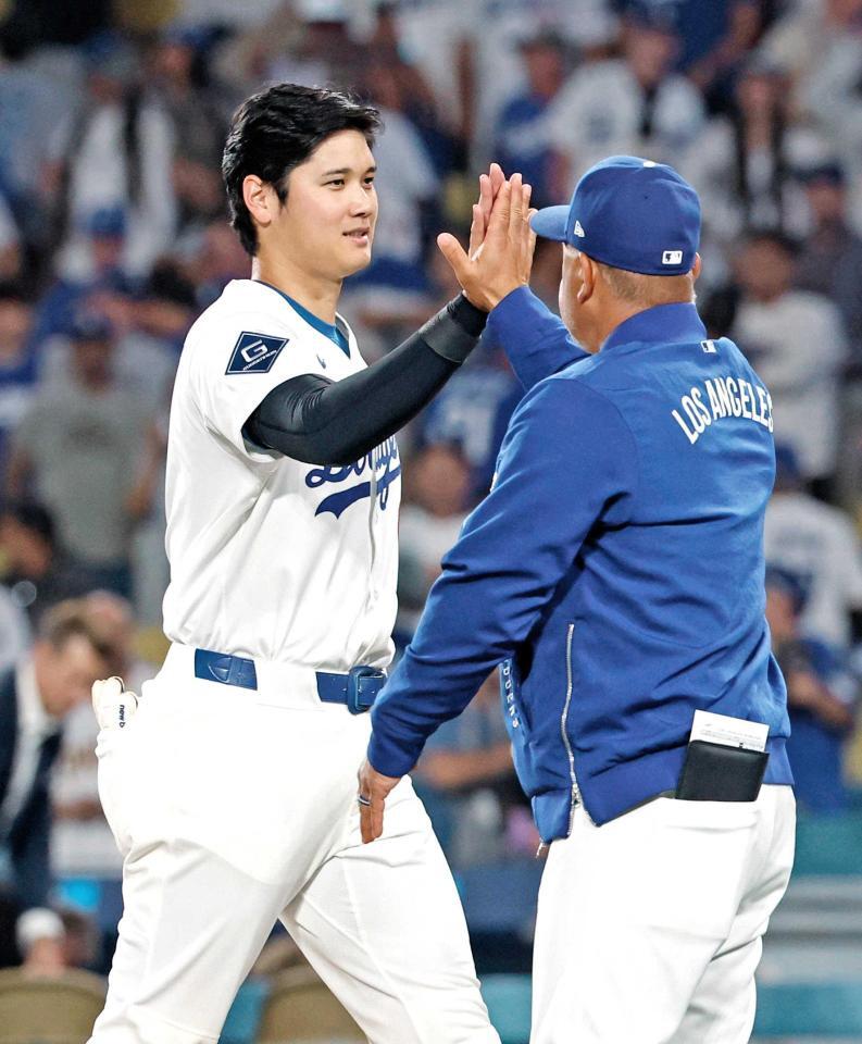 　パドレスに勝利し、ロバーツ監督（右）とタッチを交わすドジャース・大谷（共同）