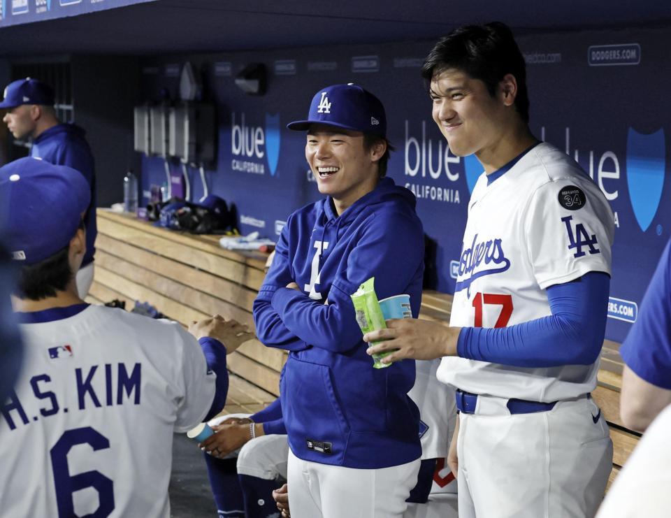 　パドレス戦の７回、金慧成（６）、山本（中央）と談笑するドジャース・大谷（共同）