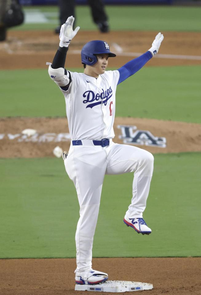 　パドレス戦の３回、適時二塁打を放ち、ポーズをとるドジャース・大谷（共同）
