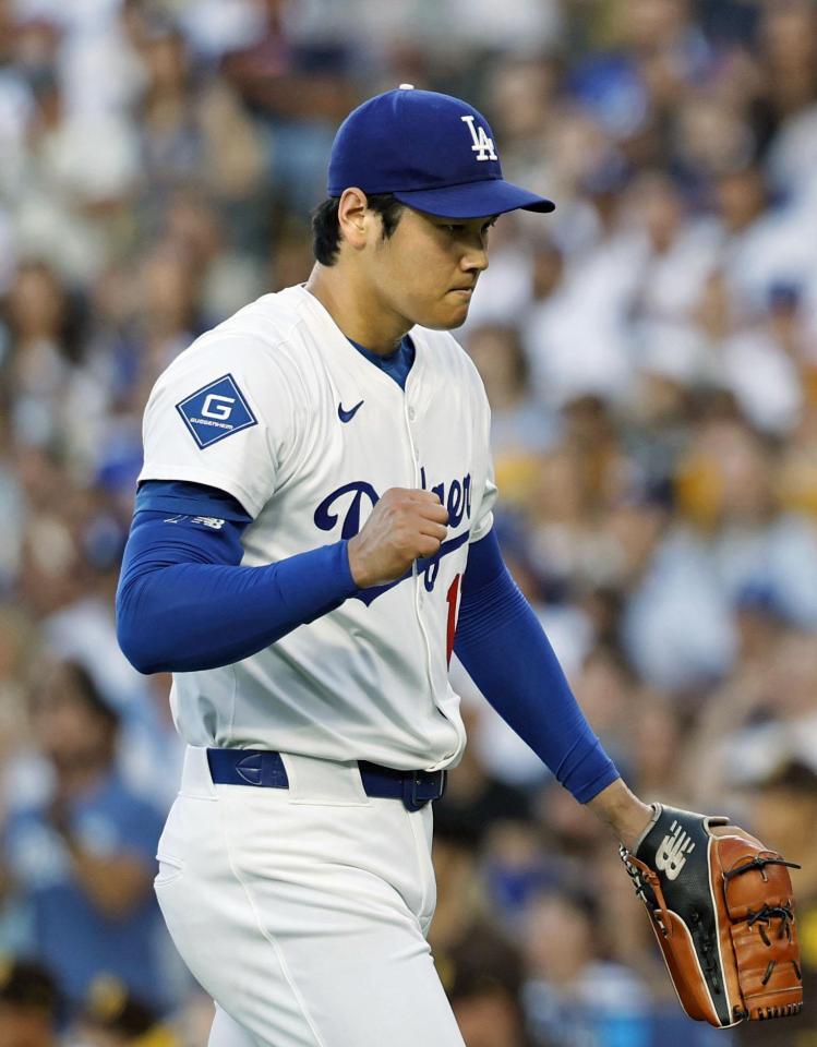 　パドレス戦に先発し、１回を１失点で終え、小さくガッツポーズするドジャース・大谷（共同）