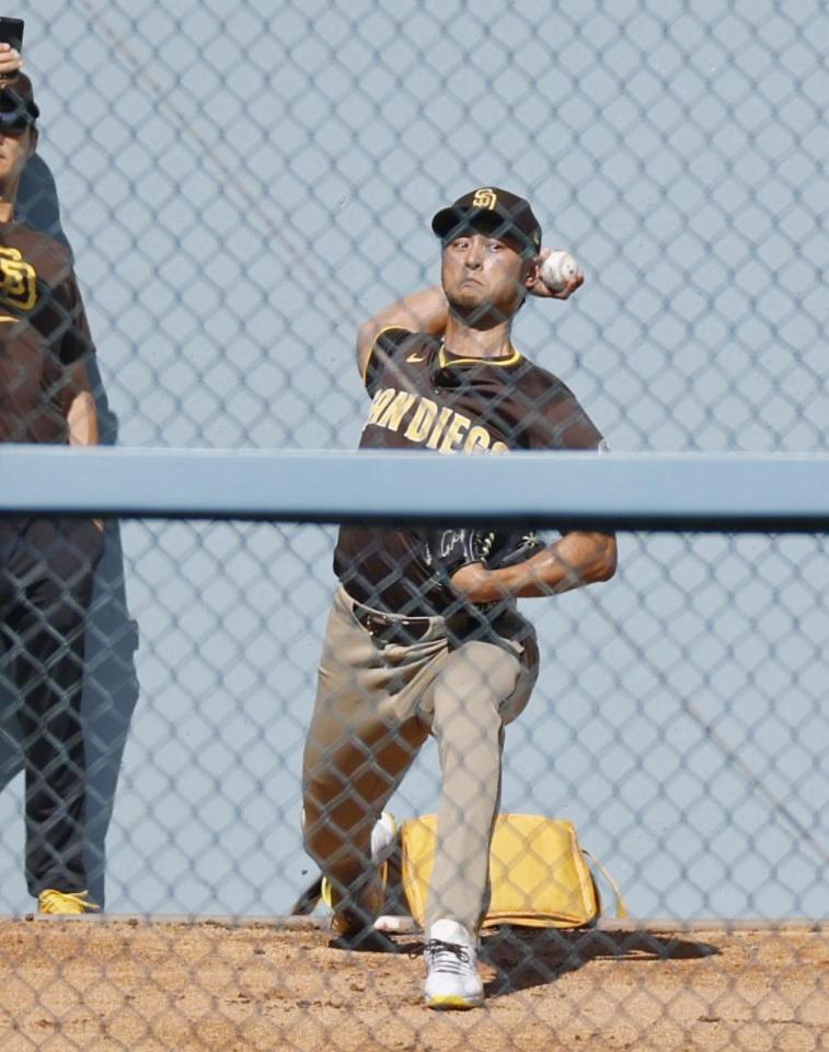 　ブルペンで投球練習するパドレスのダルビッシュ（共同）