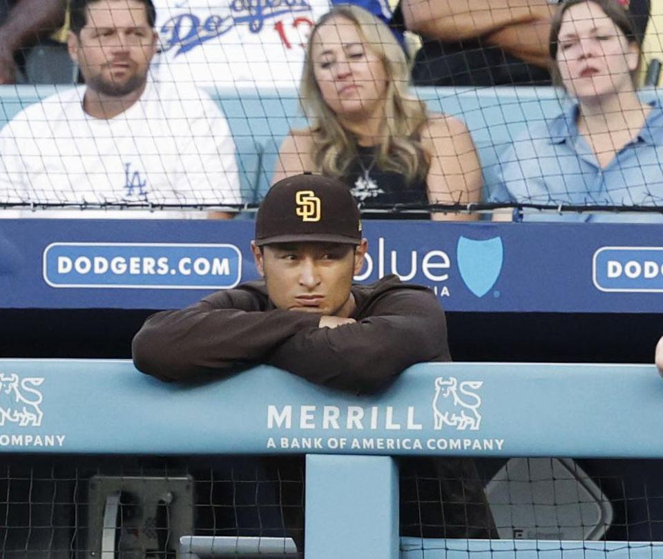 　ドジャース戦の１回、打席の大谷を見つめるパドレスのダルビッシュ（共同）