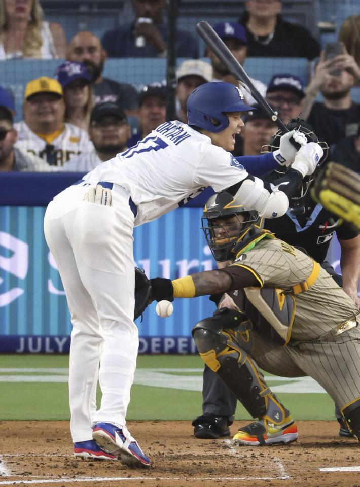 　パドレス戦の３回、死球を受けるドジャース・大谷（共同）