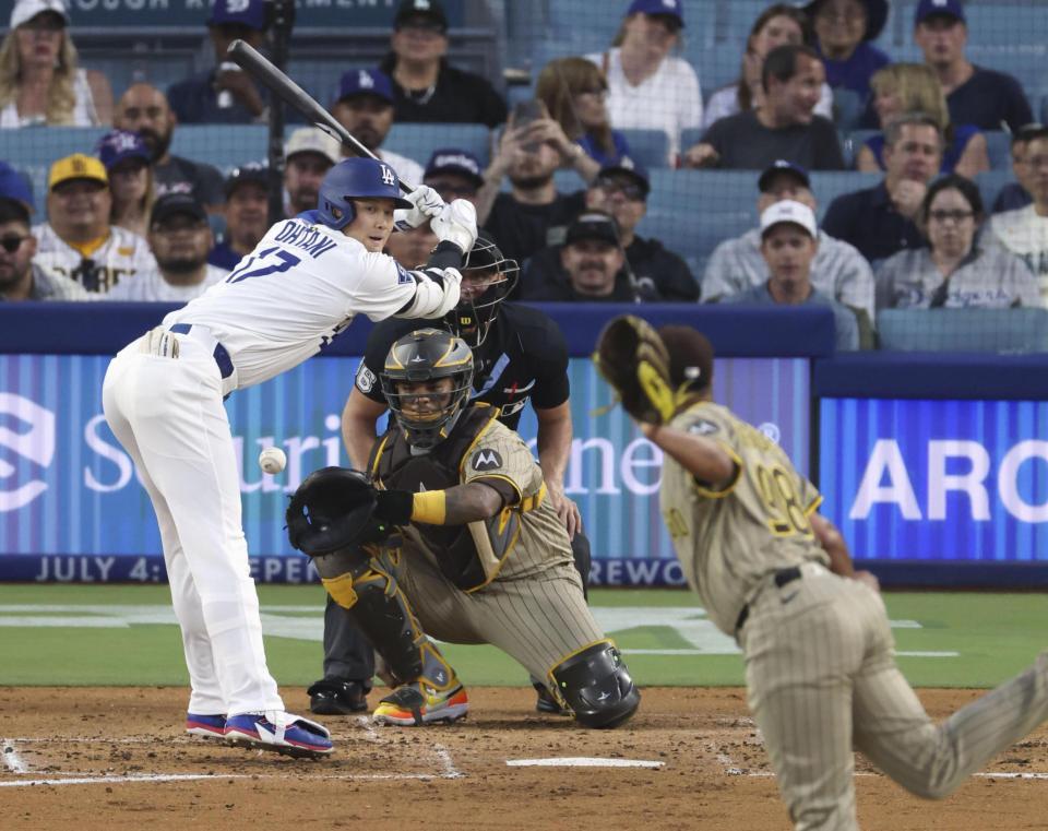 　パドレス戦の３回、バスケスから死球を受けるドジャース・大谷（共同）