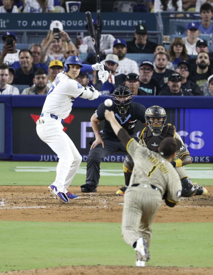 　パドレス戦の６回、松井（１）と対戦するドジャース・大谷（共同）