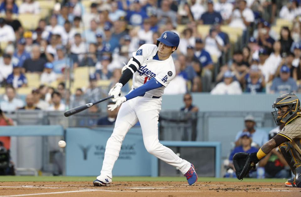 　パドレス戦の１回、空振り三振に倒れるドジャース・大谷（共同）