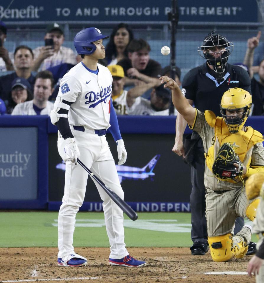 　パドレス戦の８回、見逃し三振に倒れたドジャース・大谷。４三振と死球で４打数無安打だった（共同）