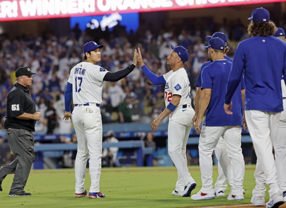 　パドレスに勝利し、タッチを交わすドジャース・大谷（１７）