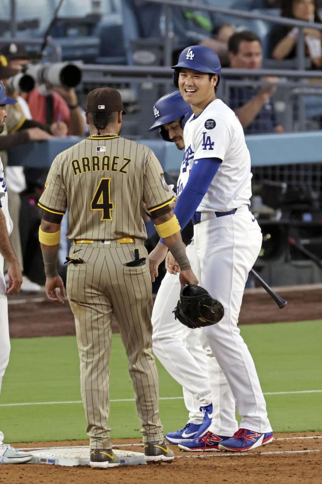 　パドレス戦の３回に死球を受けて出塁し、一塁手アラエス（４）と笑顔で話すドジャース・大谷（共同）