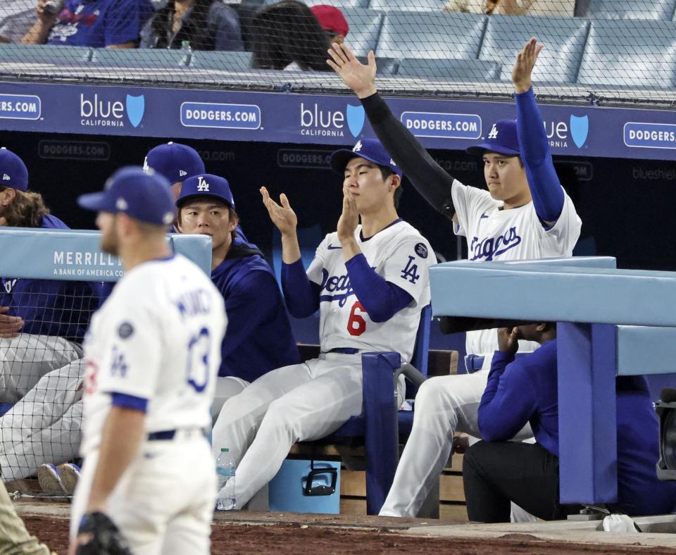 　パドレス戦の９回、ベンチで応援するドジャースの（右から）大谷、金慧成、山本（共同）