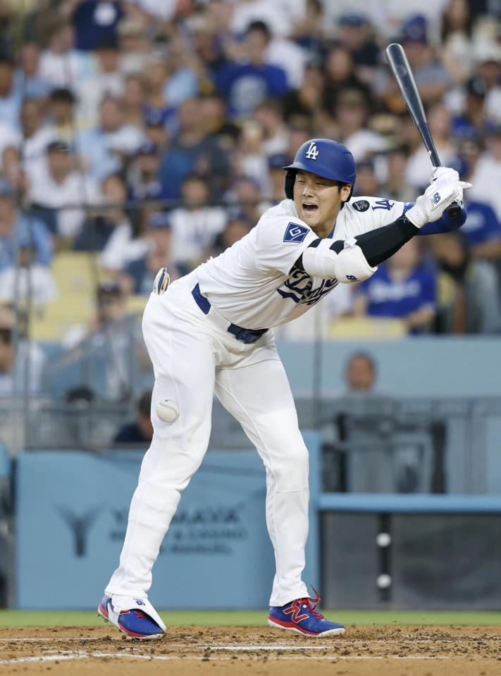 　パドレス戦の３回、死球を受けるドジャース・大谷（共同）