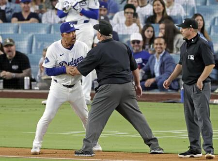 　３回に大谷が死球を受けた後、審判に抗議するロバーツ監督＝１７日（共同）
