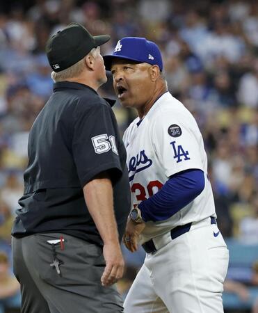 　３回に大谷が死球を受けた後、審判に抗議するロバーツ監督＝１７日（共同）