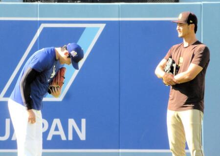 　深々と頭を下げてダルビッシュにあいさつする大谷（撮影・小林信行）