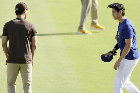 　ダルビッシュ（左）と話す大谷（共同）