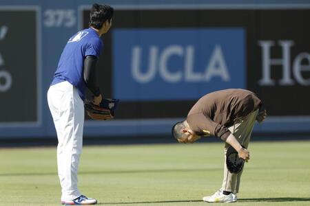 　あいさつを交わす松井（右）と大谷（共同）