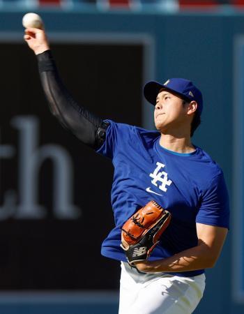 　キャッチボールするドジャース・大谷＝ロサンゼルス（共同）