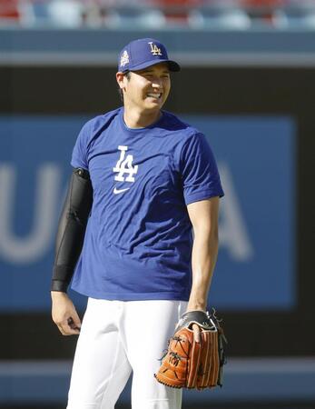 　キャッチボール中に笑顔を見せる大谷（共同）